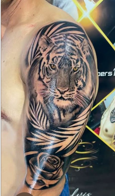 Tatuaje de tigre artístico en estudio Royal Brand Valencia